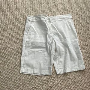 White linen, viscous and spandex Bermuda shorts with zipper
